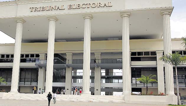 Repudio. Un repudio generalizado han obtenido los magistrados del Tribunal Electoral al conocerse la existencia de un decreto que presupuestó más de 4 millones de dólares para beneficiar a los funcionarios permanentes con más de diez años de labores en la entidad.