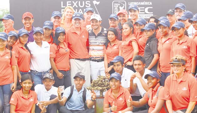 Respaldo: Los chicos que colaboraron en el torneo posan con el argentino Julián Etulain, flamante campeón en la versión de 2015.