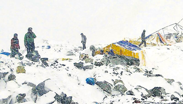 Llegan al monte Everest para ayudar a los afectados.(AP)