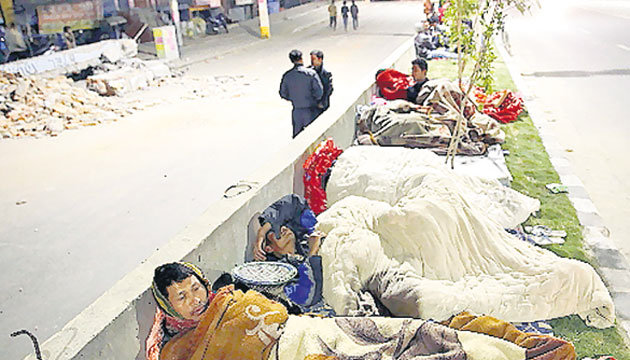Un grupo de personas duerme en las calles.(AP)