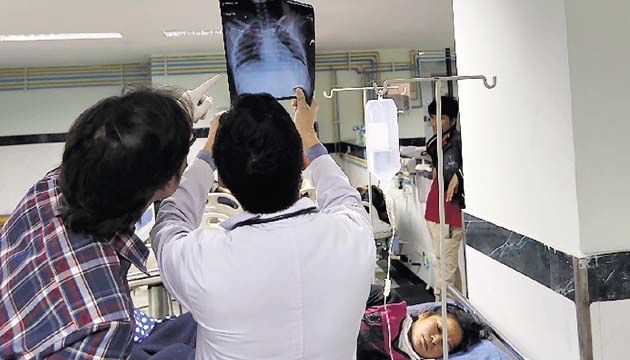 Hay caos en los centros hospitalarios.(AP)