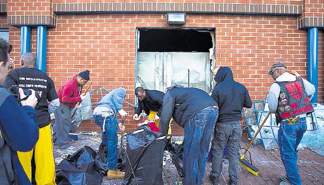 Residentes limpian y recogen la basura.(AP)