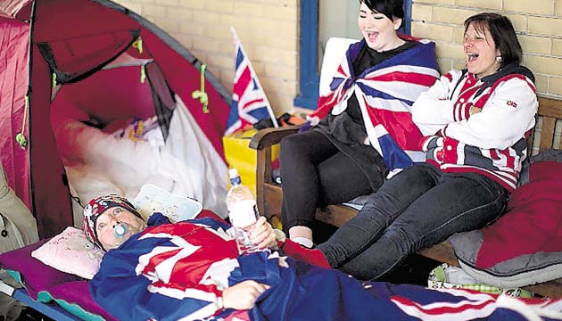 Las personas duermen en las afueras del hospital. Creen que será niño.
