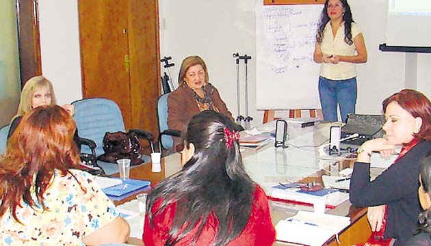 Es más inclusiva y sabe trabajar más en equipo.
