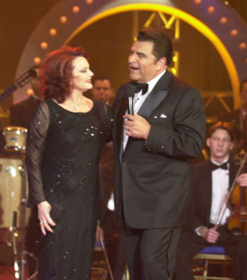 Foto de Noviembre 2002 donde se puede ver a Mario Kreutzberger (Don Francisco) junto a la cantante española Rocío Dúrcal. Foto/EFE