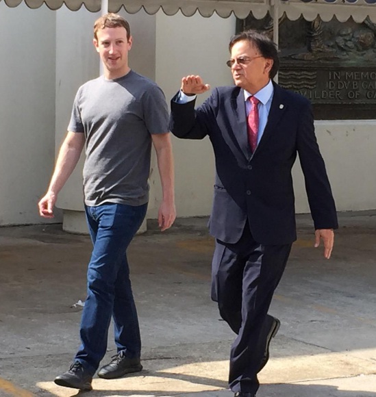 Zuckerberg junto al Ministro para Asuntos del Canal, Roberto Roy.