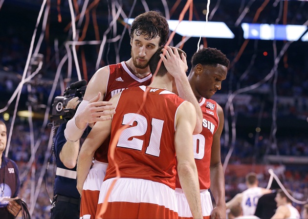 Los jugadores de Wisconsin golpeados por la derrota.