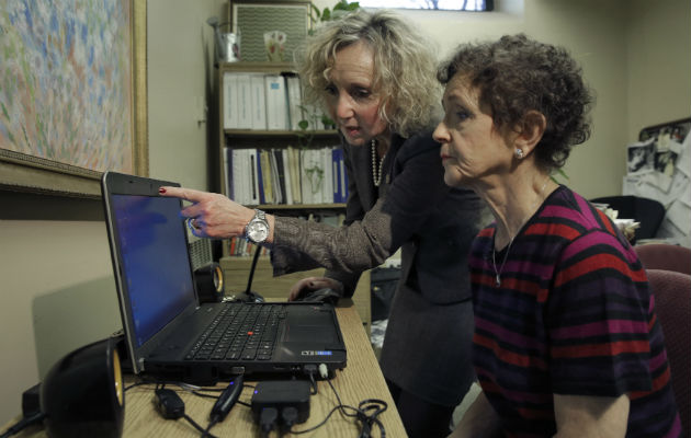 Tamara Rusoff-Hoen aprende sobre el video que grabará para su madre. Foto/ AP