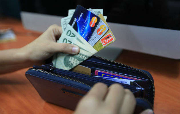 Entre el efectivo y las terjetas de débito y crédito las personas mayores de 35 años prefieren el efectivo para evitar riesgos e incomoidades con la caída de los sistemas.