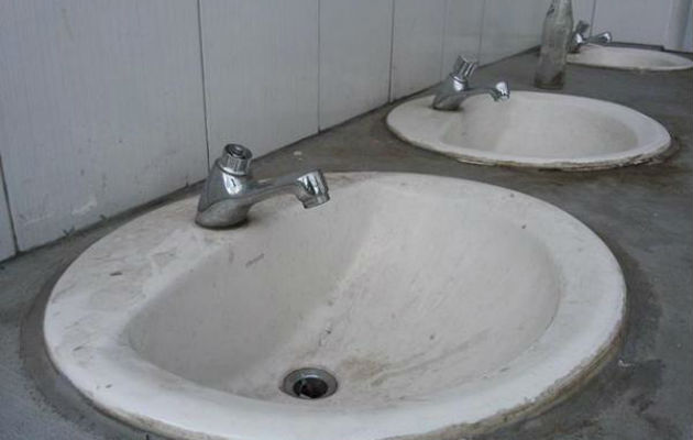 Los grifos de los lavamanos son el reflejo del estado de abandono del lugar. Foto/Erika Quiñones