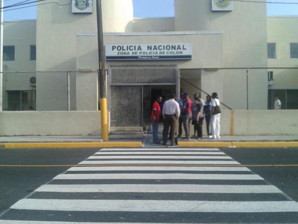 Familiares llegaron a la Policía Nacional en Colón para exigir liberación de detenidos. Foto/Delfia Cortez Familiares llegaron a la Policía Nacional en Colón para exigir liberación de detenidos. Foto/Delfia Cortez