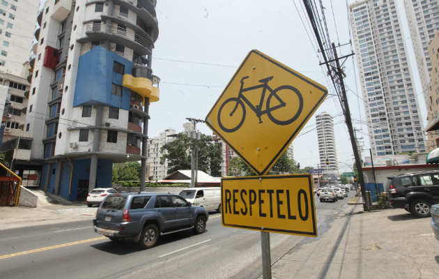 El Municipio de Panamá ha colocado señalizaciones que buscan concienciar a la población en el respeto a los ciclistas. Foto/Edwin González