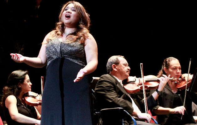 Thyanne Durham (soprano) deleitó con “Canto a Mari Fe”.( Jaime Cordero)