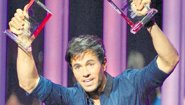 Enrique Iglesias sobresalió por su tema ‘Bailando’.