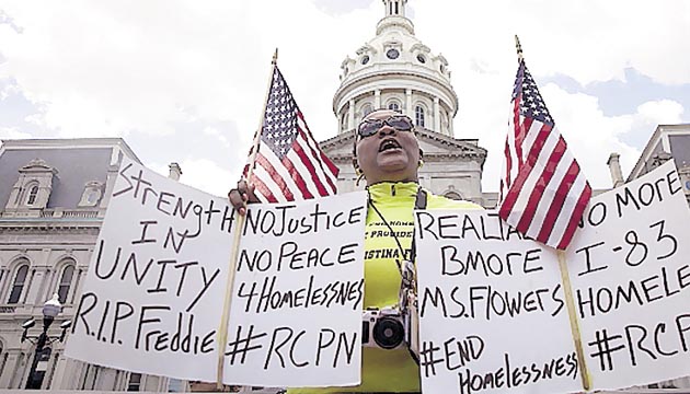 Ciudadanos marchan para celebrar que se le hizo justicia a Freddie Gray.(AP)