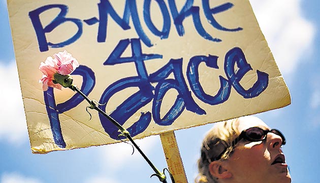 Kate Manger, de Baltimore, participa en la marcha y pide paz.(AP)