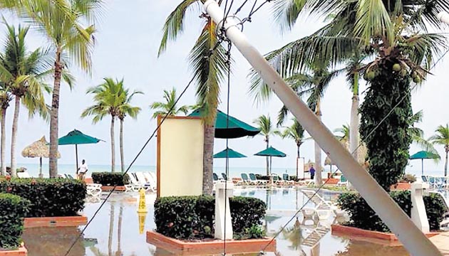 Las piscinas de hoteles en el área de Farallón quedaron inundadas.