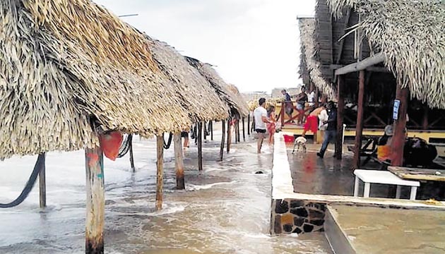 Restaurantes que están a orillas de playa fueron afectados.