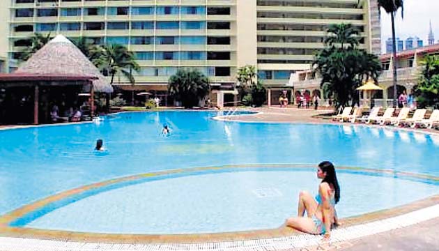 Expertos recomiendan hospedarse en hotel con piscina para que disfrute en familia durante su visita.