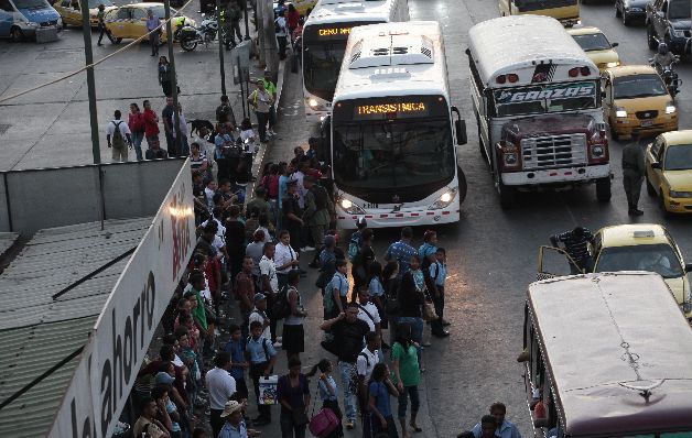 Autoridad de Transporte. En la mente de los usuarios reposa la esperanza de que las autoridades logren resolver el problema de transporte que los agobia desde hace más de tres décadas. La anarquía prevalece a la par del mal servicio por parte de los concesionarios de Mi Bus.