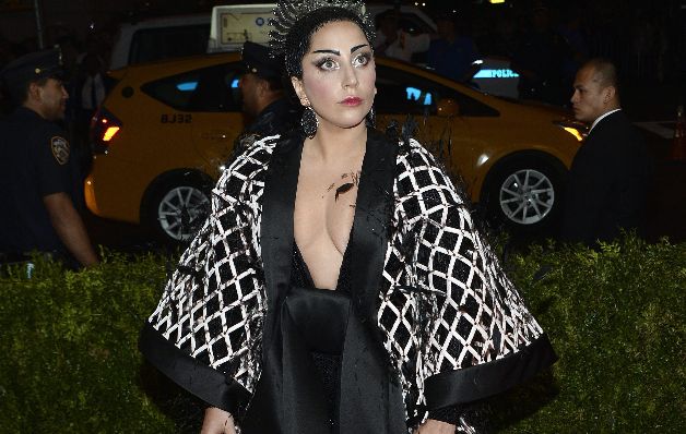 Gaga hizo un batiburrillo con la dinastía imperial y el maxiescote.