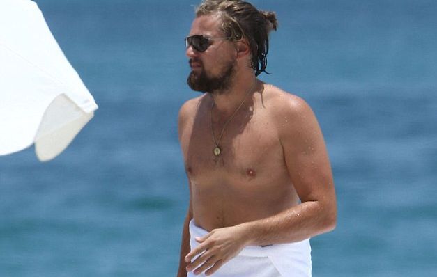 El actor Leonardo DiCaprio mostró su panza cervecera en Ibiza.()
