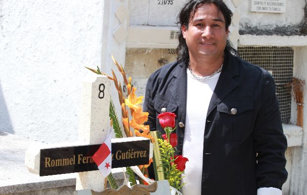 3. Rolando Rojas junto a la tumba de Rommel Fernández.(Anayansi Gamez)