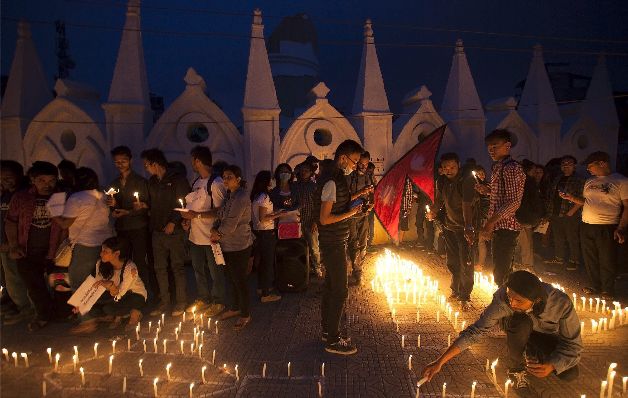 Miles de nepalíes rezan por las víctimas del sismo()
