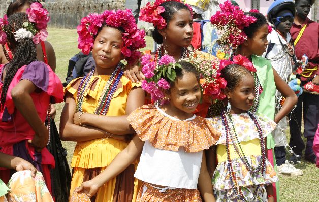 Destacan la belleza y colorido del vestuario y las mujeres negras.