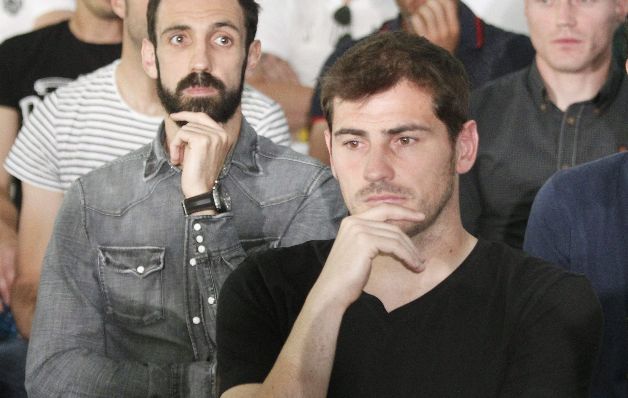 El portero Iker Casillas (c) junto Juanfran.(EFE)