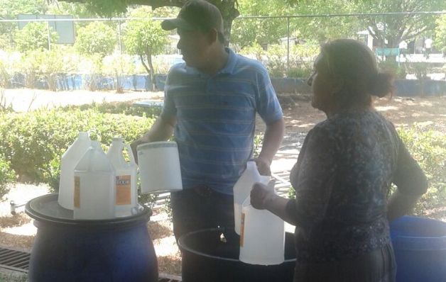 Estas personas tienen problemas para conseguir el agua.(Víctor Eliseo Rodríguez)