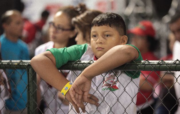 Este niño venía dispuesto a festejar con sus familiares, pero tendrá que esperar un poco más a ver si su equipo triunfa. La tristeza de una afición apasionada