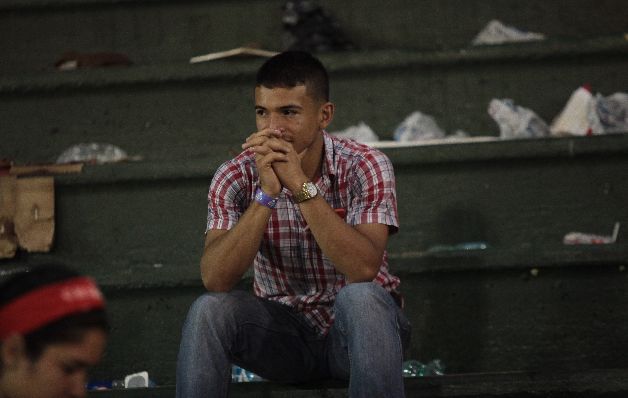 Eran cerca de las 2:00 a.m. y este chico aún seguía pensando qué le pasó al equipo en el quinto partido de la serie. La tristeza de una afición apasionada