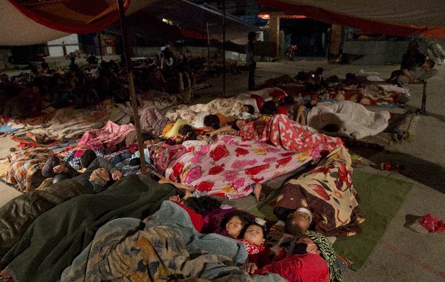 Decidieron dormir en espacios abiertos.(AP)