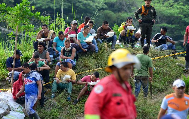 Las labores de rescate continúan en las afueras de la mina.(EFE)