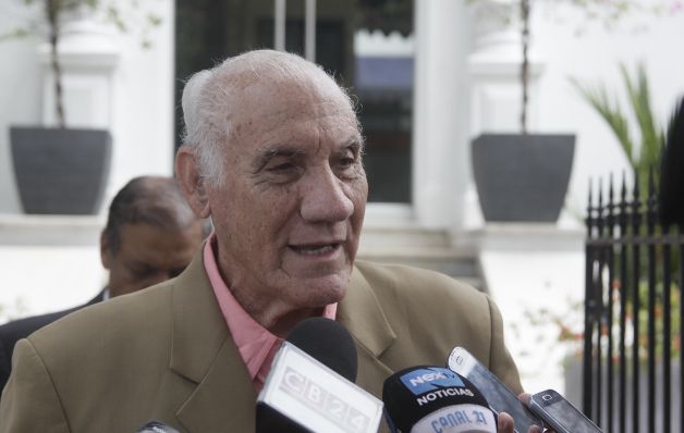 Enrique Montenegro: “Hay que destituirlos a todos... Hasta donde veo, el único que está trabajando y sale a defender su gobierno es Varela. A los otros nadie los conoce, no salen de sus despachos, no visitan las comunidades ni le dan respuesta a nadie. Y si esto continúa así, Varela no va a terminar su periodo”.