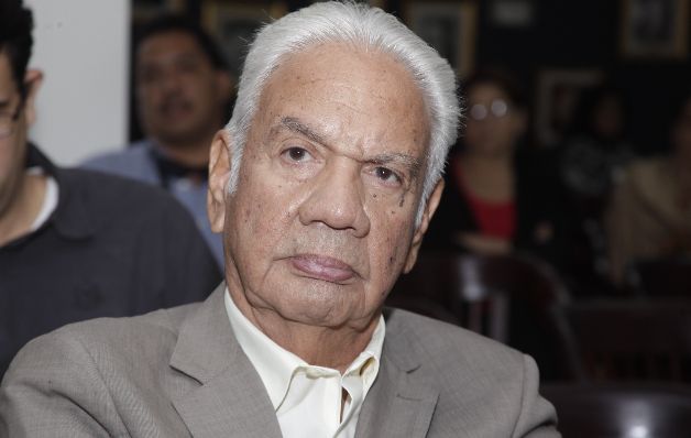 Rogelio Cruz: “Siento que el país está bastante paralizado por un lado. Por el otro hay sectores sociales reclamando servicios básicos, agua por ejemplo. Eso no lo ha podido resolver el gobierno, a pesar de que lo prometió en campaña. Hay cierres de calles y protestas continuas, y a veces me pregunto si el presidente Varela se va ahogar por falta de agua”.