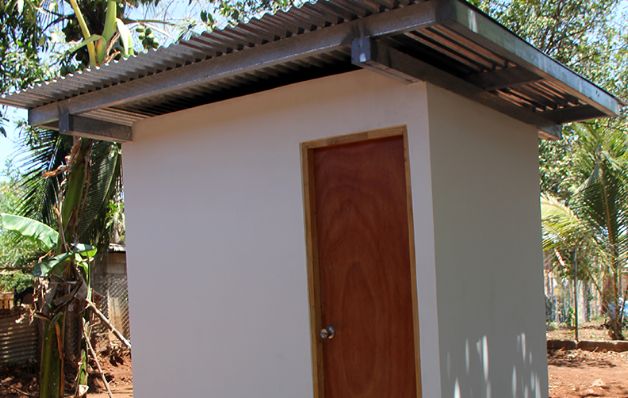 De la única obra que habla este gobierno es de la construcción de 300 mil baños higiénicos por todo el país. Cada estructura tendrá un costo de $3,000. Una cifra inflada según los conocedores.(Edwin González)