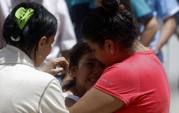 Familiares esperan noticias de los desaparecidos.(EFE)