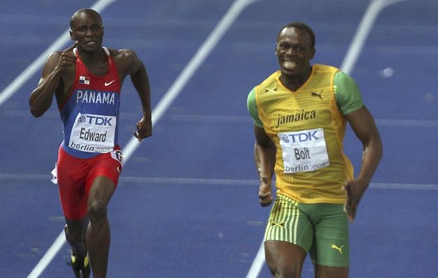 Edward (i) y Bolt, en plena carrera en el Mundial de Berlín en 2009.(Archivo )