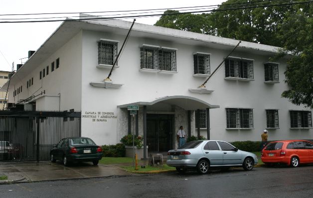 En el sector empresarial ven con preocupación que el presidente Varela no cumpla con su promesa y aleje a potenciales inversionistas que busquen un ambiente óptimo para sus empresas en la región.( Archivo)