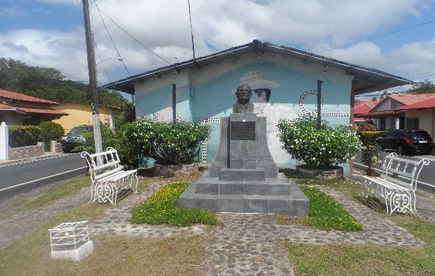En el parque del barrio está el busto del padre de ‘Chinchorro’.(Elena Valdez)