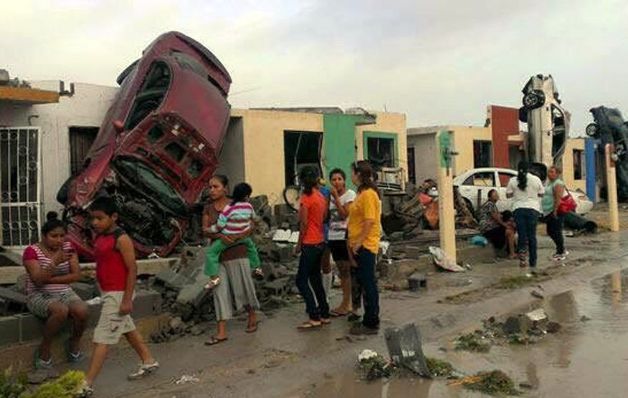 Los carros quedaron parados frente a las casas.(EFE)