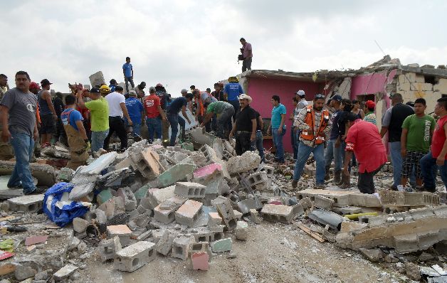 Inspeccionan un área en busca de víctimas.(EFE)