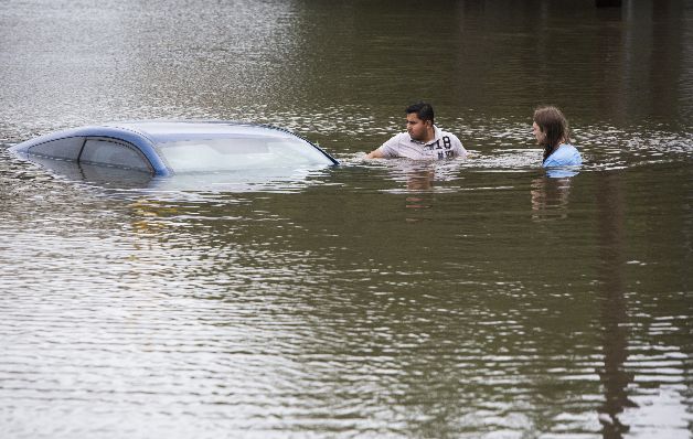 Automóvil varado en una autopista.(AP)
