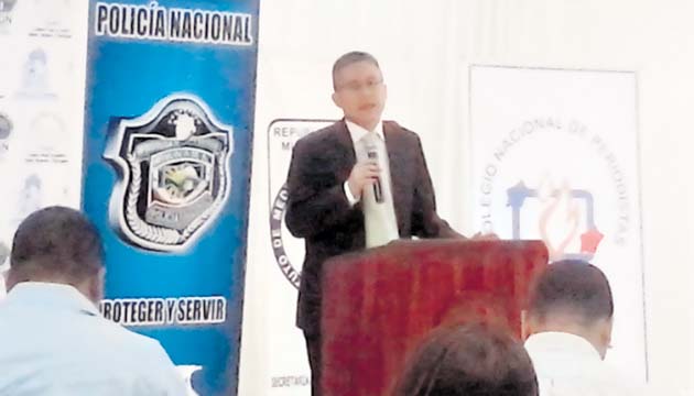 El periodista colombiano Pablo César Guevara diserta al público.