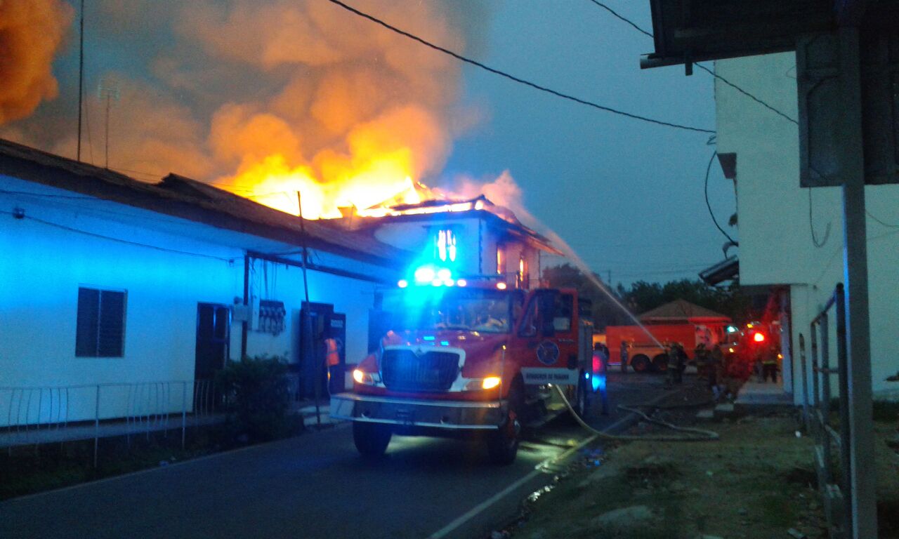 El fuego alcanzó varios locales. / Foto: Elena Valdez