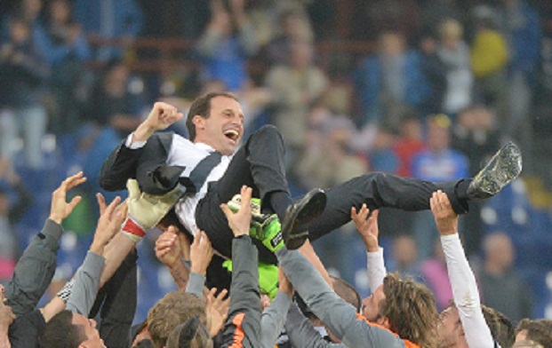 Massimiliano Allegri es levantado por sus jugadores.