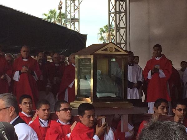  Camisa que utilizó el beato Arnulfo Romero el día que fue asesinado. Foto/@EugenioChicas 