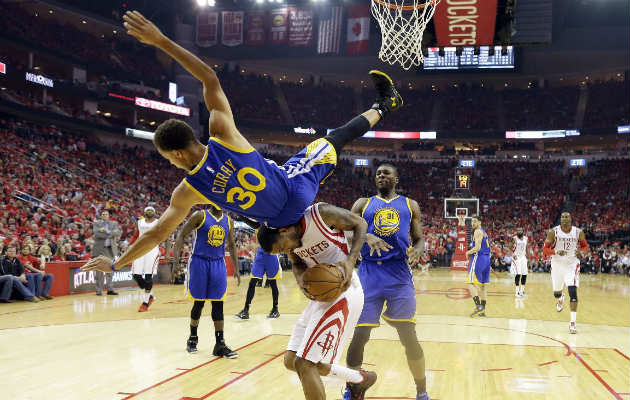 Curry sufrió un golpe que se tradujo en una contusión, pero regresó y registró buenos números. / Foto: AP